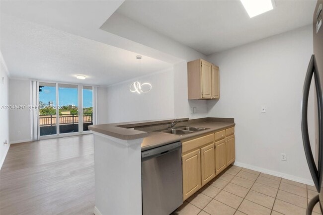 Building Photo - 2665 SW 37th Ave