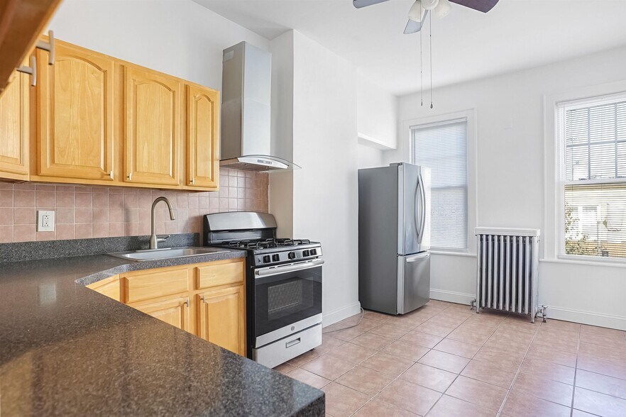 Building Photo - 128 Oak St