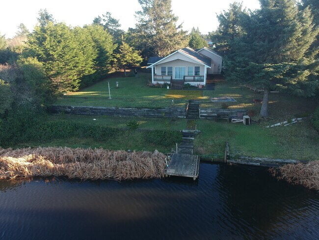 Building Photo - 348 Cockle St SW