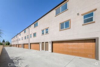 Building Photo - 9124 Huntington Dr