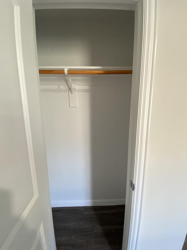 Building Photo - 104 Holiday Dr