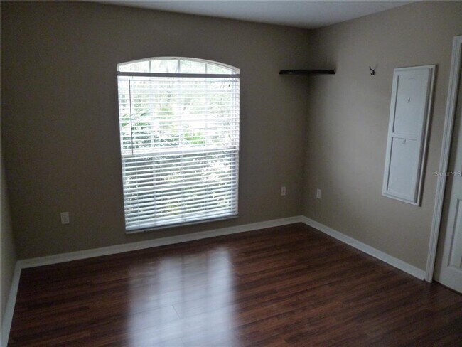 Building Photo - 616 E 1st St