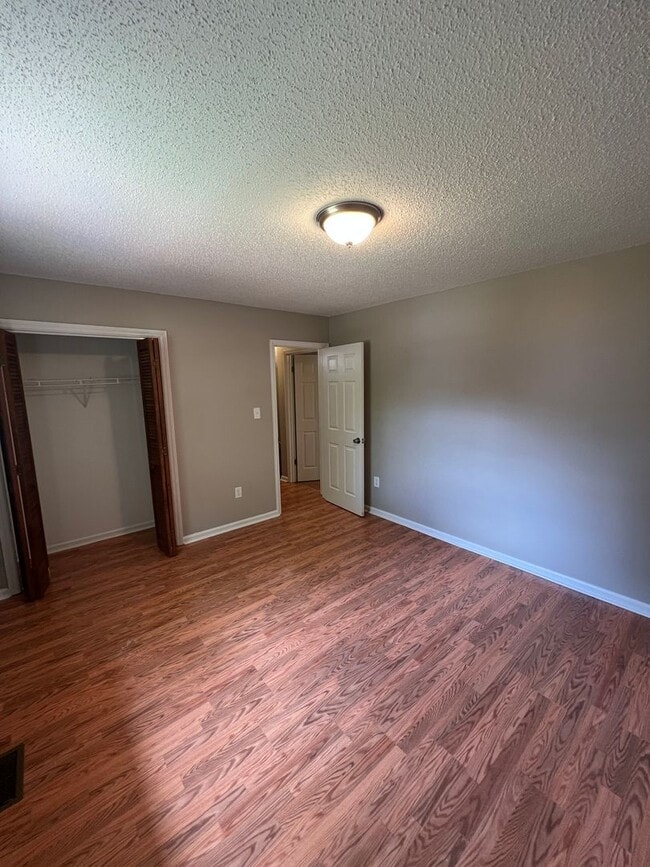 Building Photo - 112 Colonial Cir