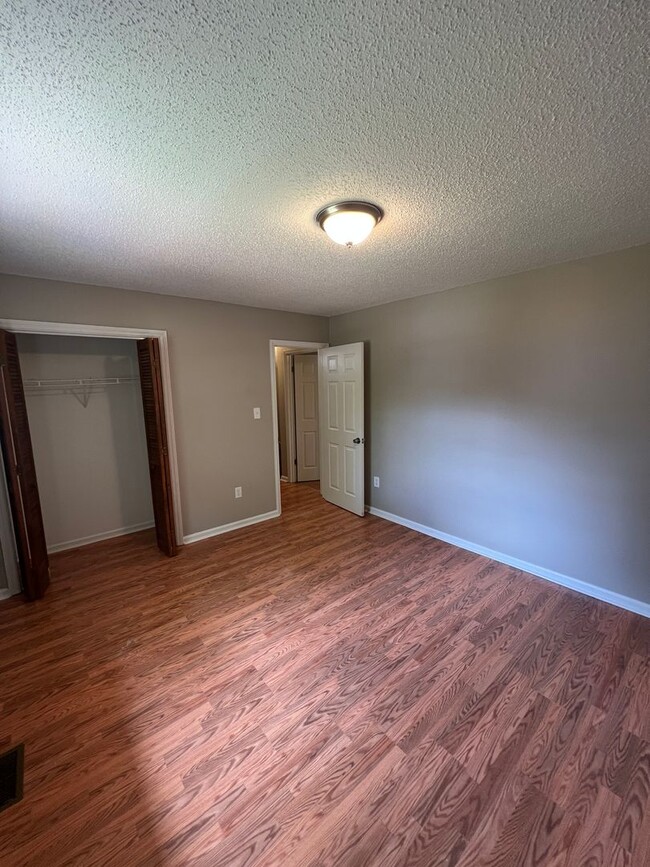 Building Photo - 2 Bedroom Duplex Available (Wingate)