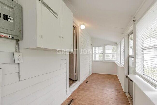 Building Photo - NOW OFFERING HALF OFF FIRST FULL MONTH IF ...