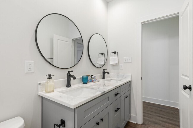 Building Photo - 500 Highland Oaks Ln
