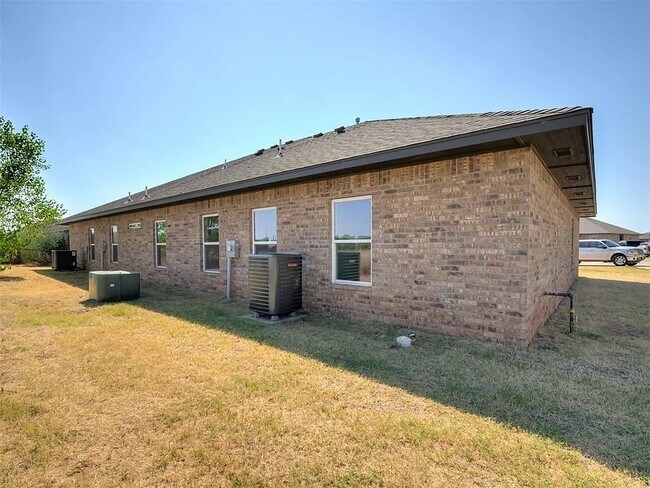 Building Photo - Tuttle Duplex Side 1