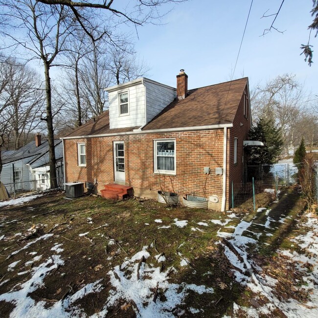 Building Photo - Unfurnished - Single Family Home 3 beds 2 ...