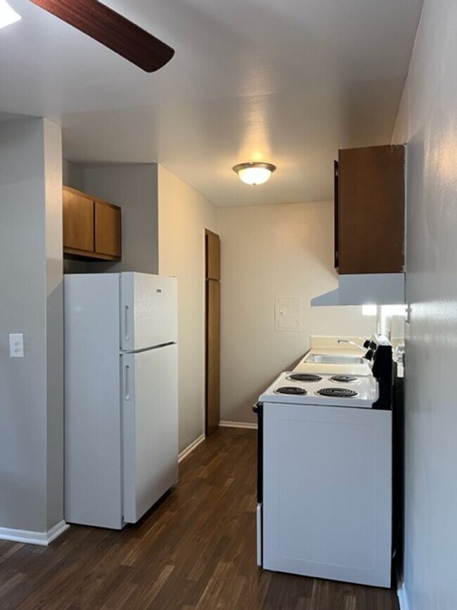 Building Photo - Charming 1 bedroom/1 bathroom apartment ne...