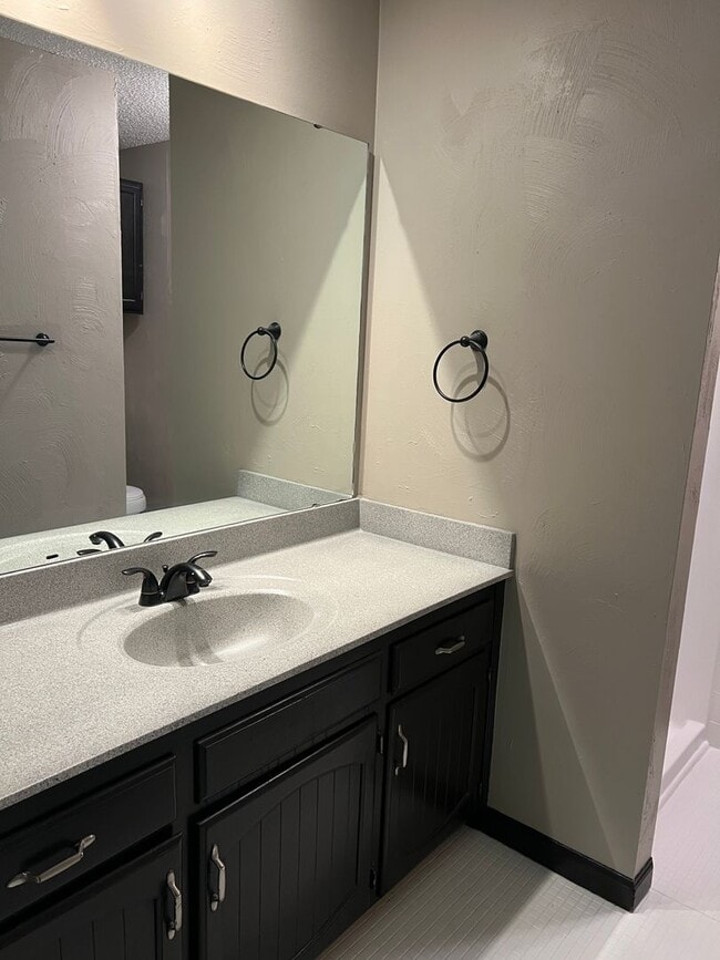 Building Photo - 4 bedroom/2 bath house