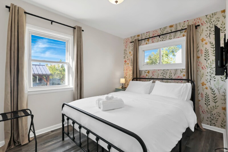 Building Photo - 3333 Dresden St