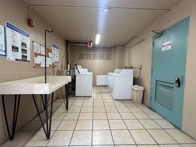 Building Photo - 10865 SW 112th Ave