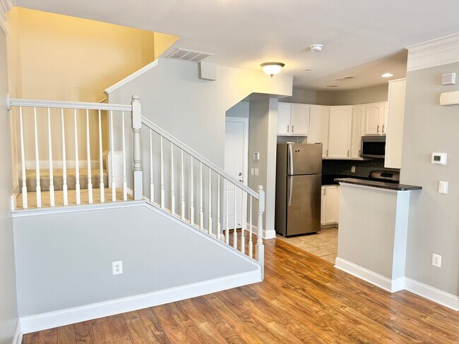 Building Photo - POTOMAC CLUB - SECONDS TO STONEBRIDGE - EASY REVERSE COMMUTE TO QUANTICO