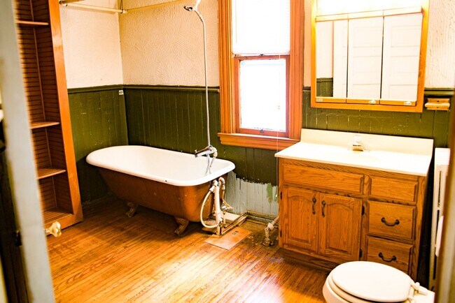 Building Photo - 5 Bed 2 Bath Como House Available September 2026