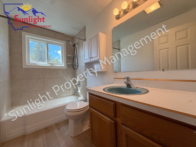 Building Photo - 2 Bed 1 Bath one side of a Duplex with Fenced Yard