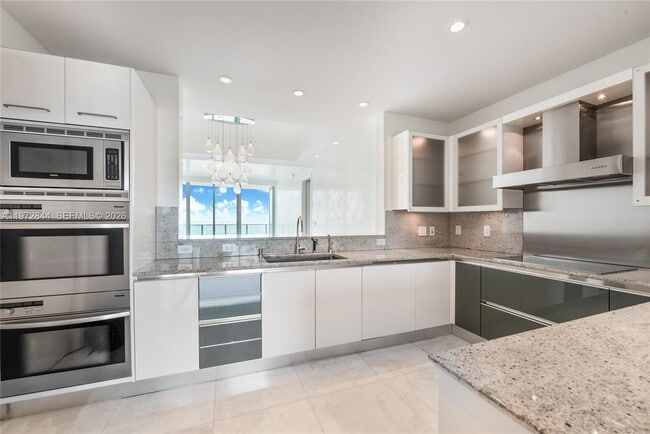 Building Photo - 2627 S Bayshore Dr