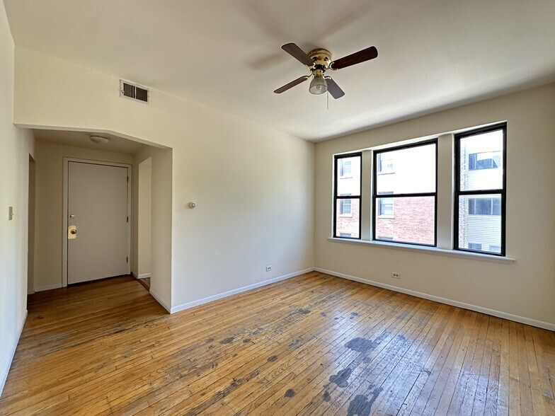 Building Photo - 3147 W Medill Ave