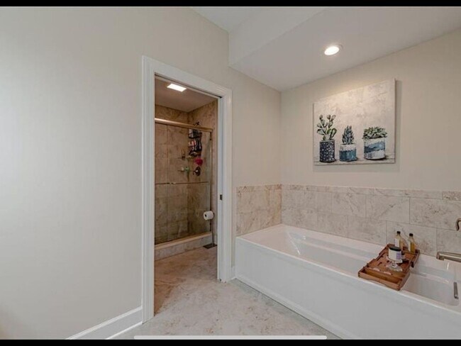 Building Photo - 3 Bedroom semi furnished Duplex type House in Imperial