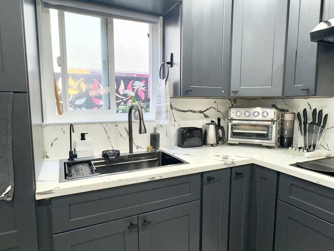 Building Photo - Upgraded One-Bedroom in Kensington