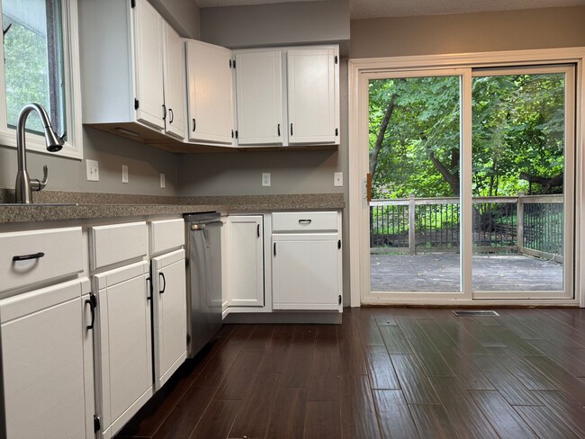 Primary Photo - Stunning 3 Bedroom 2 Bathroom Home in Burn...