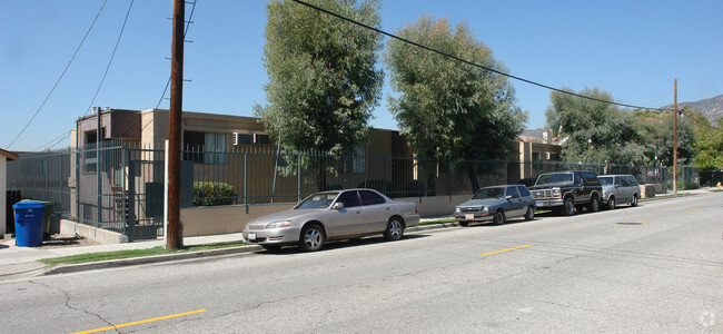 Primary Photo - Parkview Apartments