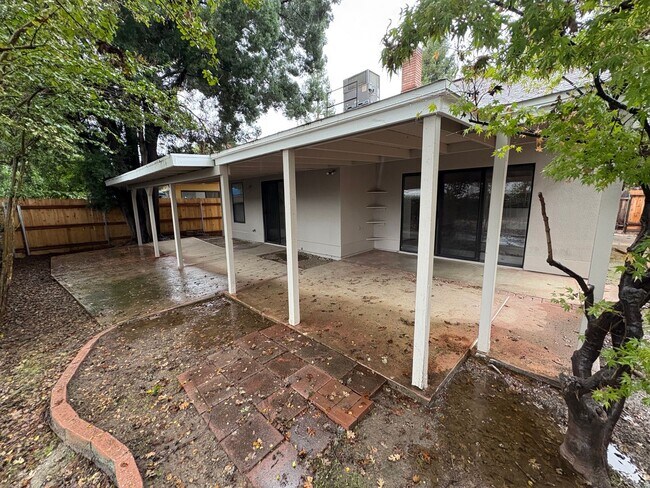 Building Photo - SW Visalia Home Available Now!