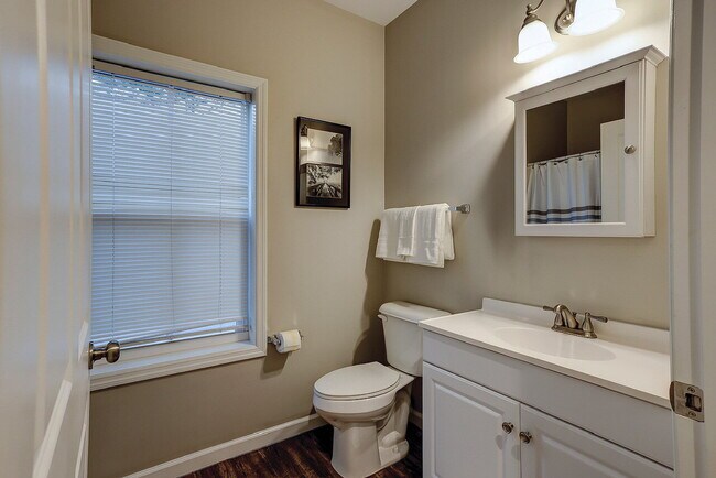 Building Photo - Fully Furnished Two Bedroom Apartment in t...