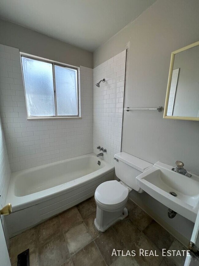 Building Photo - 960 W Moreno Ave