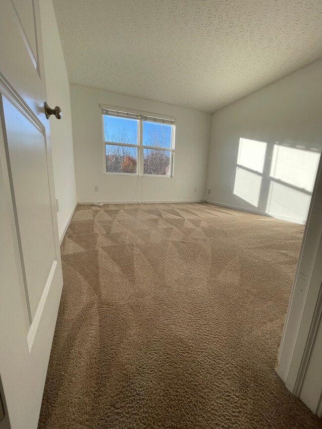 Building Photo - 1420 Bellow Falls Pl