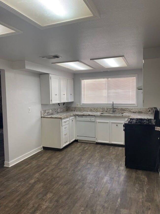 Building Photo - Nice Home in Enterprise Area!!