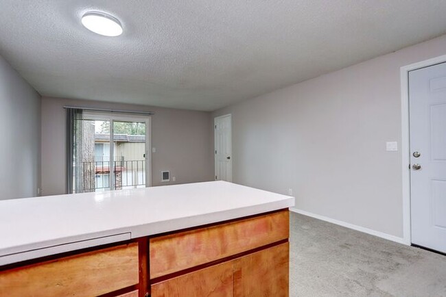 Building Photo - SPACIOUS 1 bed / 1 bath Call 503-664-4101 ...