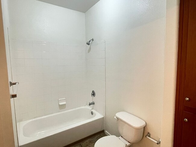 Building Photo - MOVE IN SPECAIL OAC-NEW CARPET AND PAINT, 2 bed/2 bath/ 1 CG/ Overlooking beautiful pool