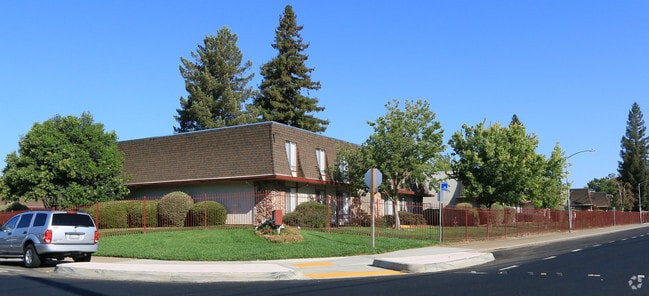 Primary Photo - Cobblestone Apartments