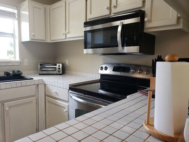 Building Photo - Beautiful Fully Furnished Condo