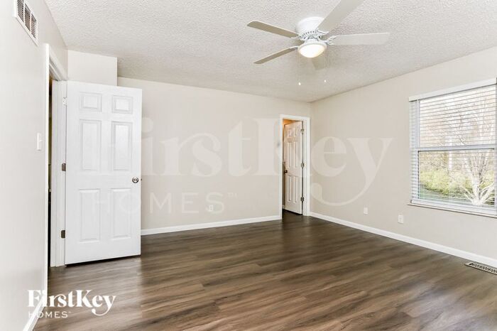 Building Photo - 2105 Barrington Ct S
