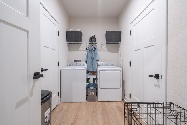 Building Photo - MOVE IN READY 3 Bedroom in Desirable Grass...