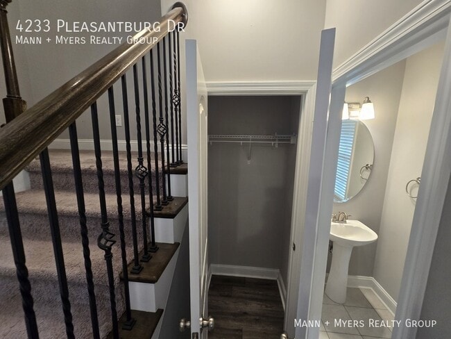 Building Photo - 4233 Pleasantburg Dr