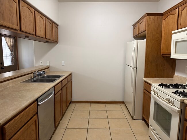Building Photo - 612 Queens Ct
