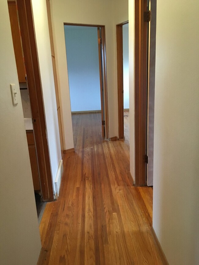 Building Photo - 3 Bedroom, 1 Bath Single Family Home locat...