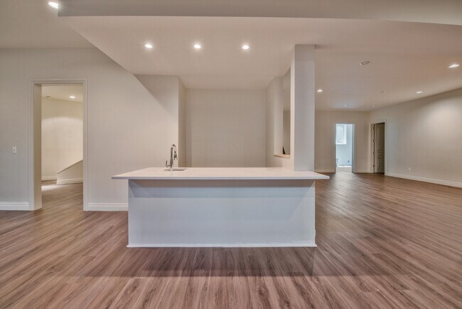 Building Photo - 200 Aspen Rd