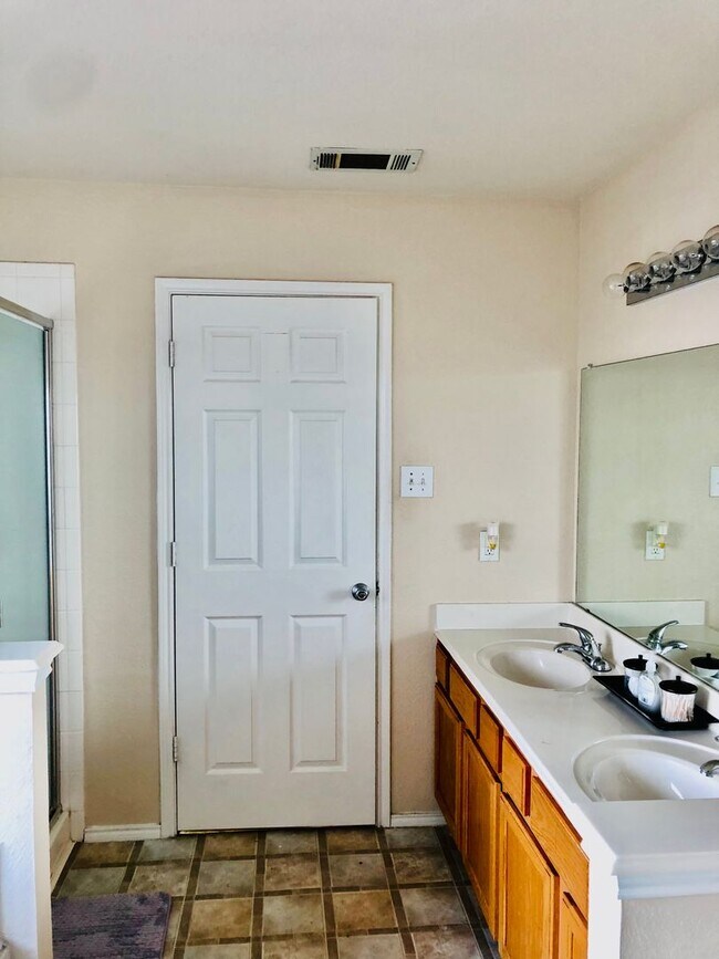 Building Photo - Coming Soon Spacious 4-Bedroom Home for Re...