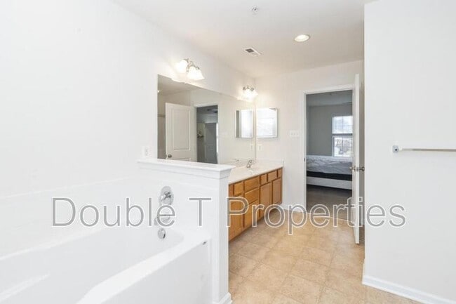 Building Photo - 1841 Graymount Way