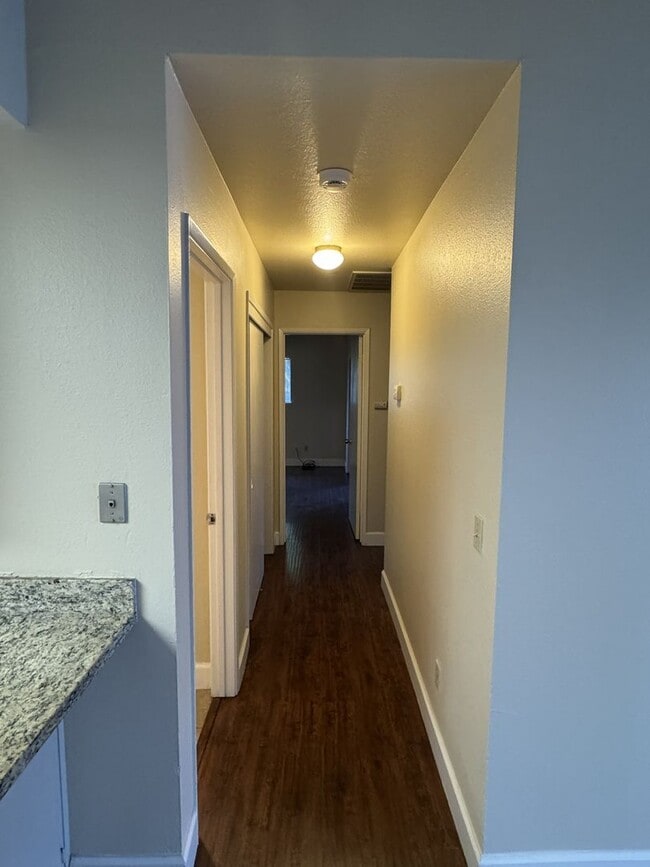 Building Photo - UPDATED 3 BEDROOM DUPLEX IN SACRAMENTO!