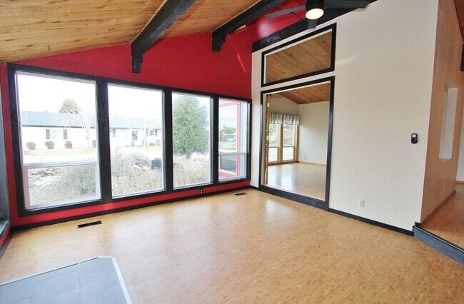 Building Photo - Fantastic Private Oasis in South East Bois...