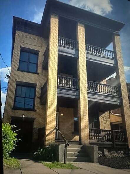 Building Photo - 453 3rd St