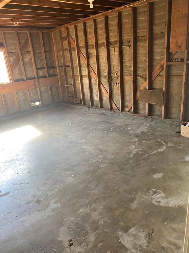 Building Photo - 3 Bedroom 2 Bath Home Close to Downtown and Shopping