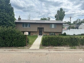 Building Photo - Spacious 4BR/2BA Home