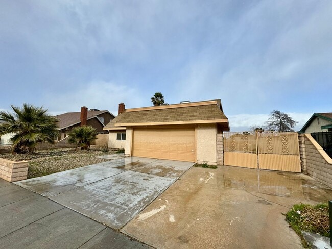 Building Photo - Fully Remodeled W/ Pool and 4 Bedrooms! Centrally Located