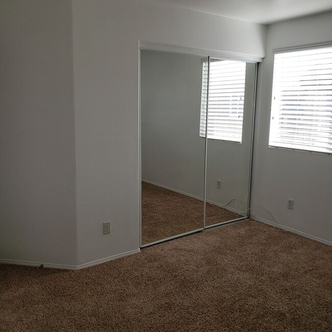 Building Photo - GORGEOUS 4 Bedroom** & 3 full bathrooms on a Cul-De-Sace Home!!