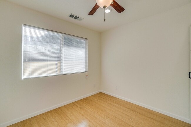 Building Photo - Beautiful 2 Bed/1 Bath Home only Blocks Fr...